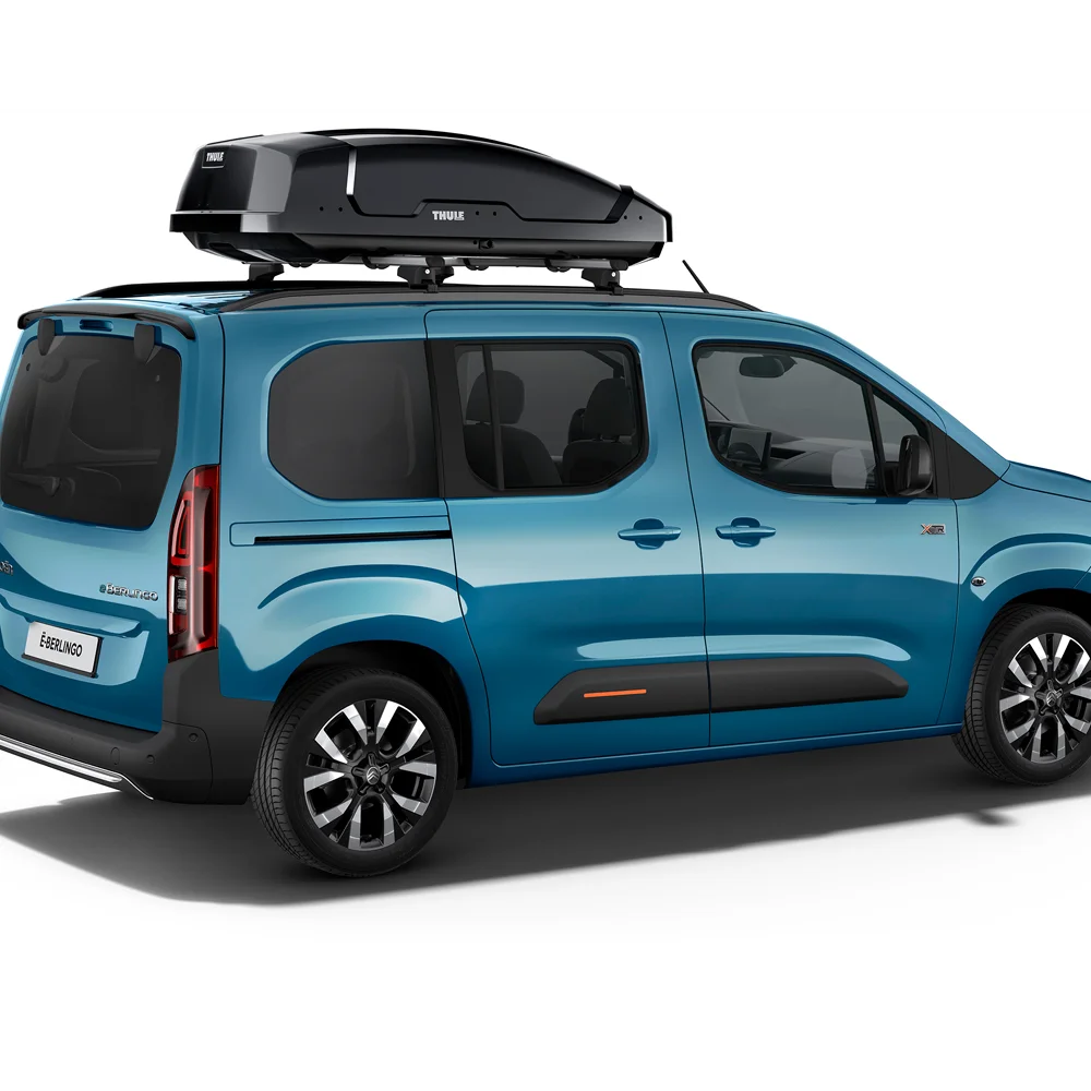 Zijaanzicht Kiama Blue Berlingo met dakbox die praktisch nut, veiligheid, efficiëntie en een zelfverzekerde uitgebreide opslagcapaciteit toont