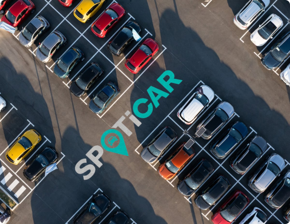 Bovenaanzicht gecertificeerde tweedehands wagen's die de door Citroën SPOTICAR goedgekeurde Berlingo-selectie illustreert