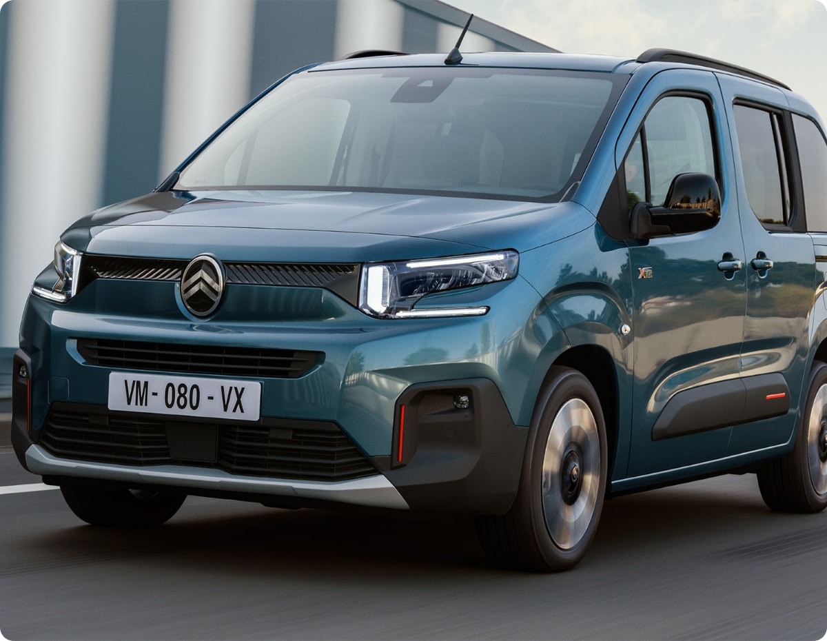 Driekwart frontaanzicht Kiama Blue Berlingo toont ontwerp, veiligheid, efficiëntie en directe beschikbaarheid van voorraad
