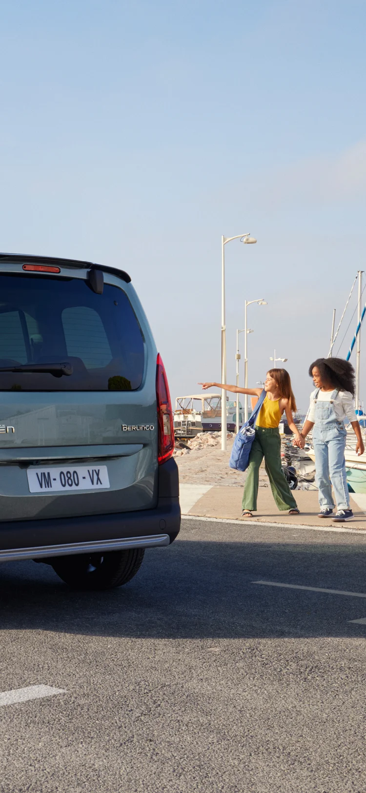 Achterste driekwart uitzicht Berlingo met moderne exterieurdesign, veiligheid, efficiëntie en een zelfverzekerde visuele uitstraling