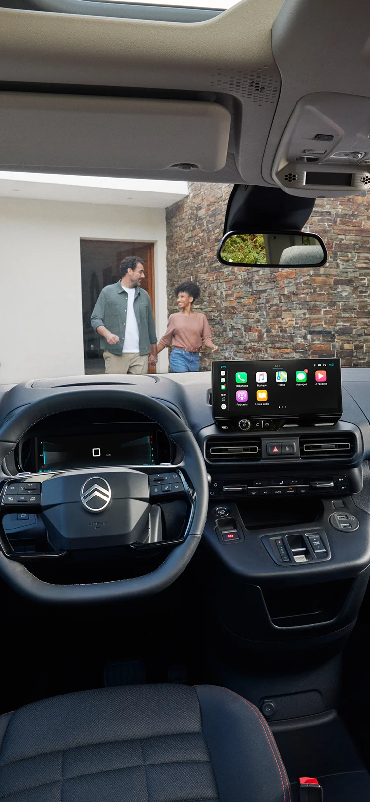 Interieurweergave van de voorkant Berlingo toont boordtechnologie, connectiviteit, veiligheid en verbeterd modern rijcomfort