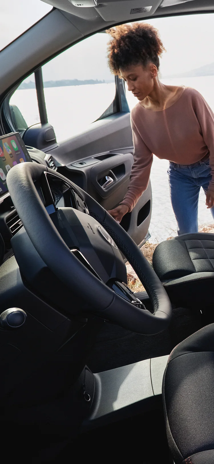 Interieurweergave van de voorkant Berlingo met de nadruk op Advanced Comfort-zetels, ondersteuning, comfort, veiligheid en verbeterde passagierswelzijn