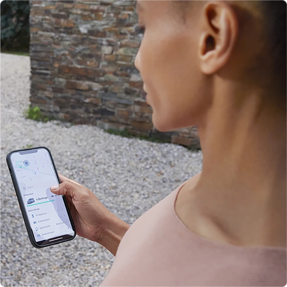 Persoon die via de smartphone toegang heeft tot Citroën-verbonden diensten voor voertuigbeheer en externe functies