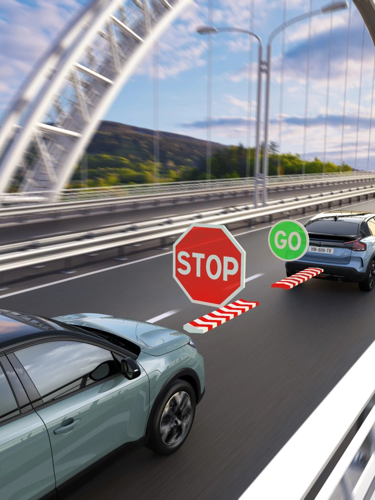 Frontaanzicht Berlingo trekt een aanhanger met Trailer Stability Control, wat veiligheid, stabiliteit en zelfverzekerd rijden verbetert