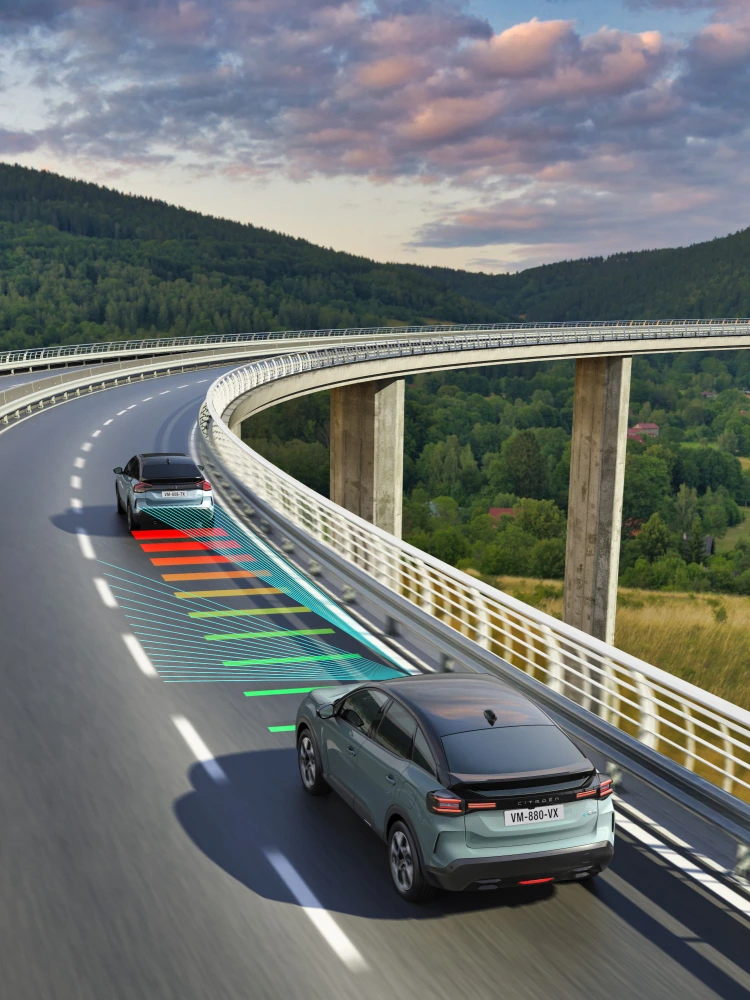 Zijaanzicht Berlingo met Extended Sign en Speed Recognition die zichtbaarheid, veiligheid, technologie en geïnformeerd rijden verbetert