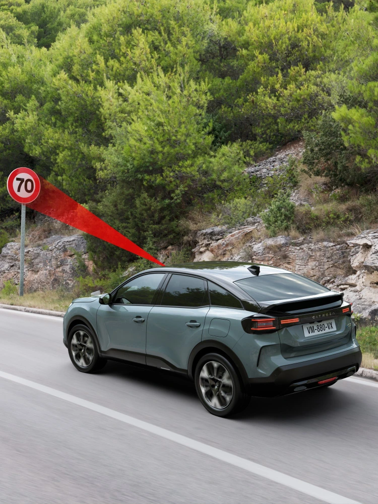 Frontaanzicht Berlingo met adaptieve cruise control Stop & Go, wat veiligheid, technologie en soepeler rijden verbetert