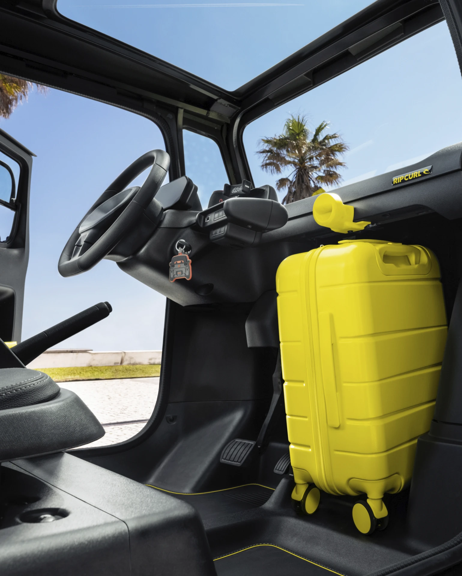 Vue intérieure large de la Citroën Ami x Rip Curl électrique sans permis, Citroën Ami synonyme de liberté de rangement pour une voiture électrique urbaine