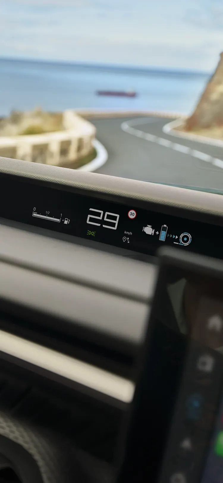 Vue conducteur du SUV électrique Citroën ë-C3 Aircross affichant un affichage numérique pour une conduite intuitive, moderne et abordable au quotidien.