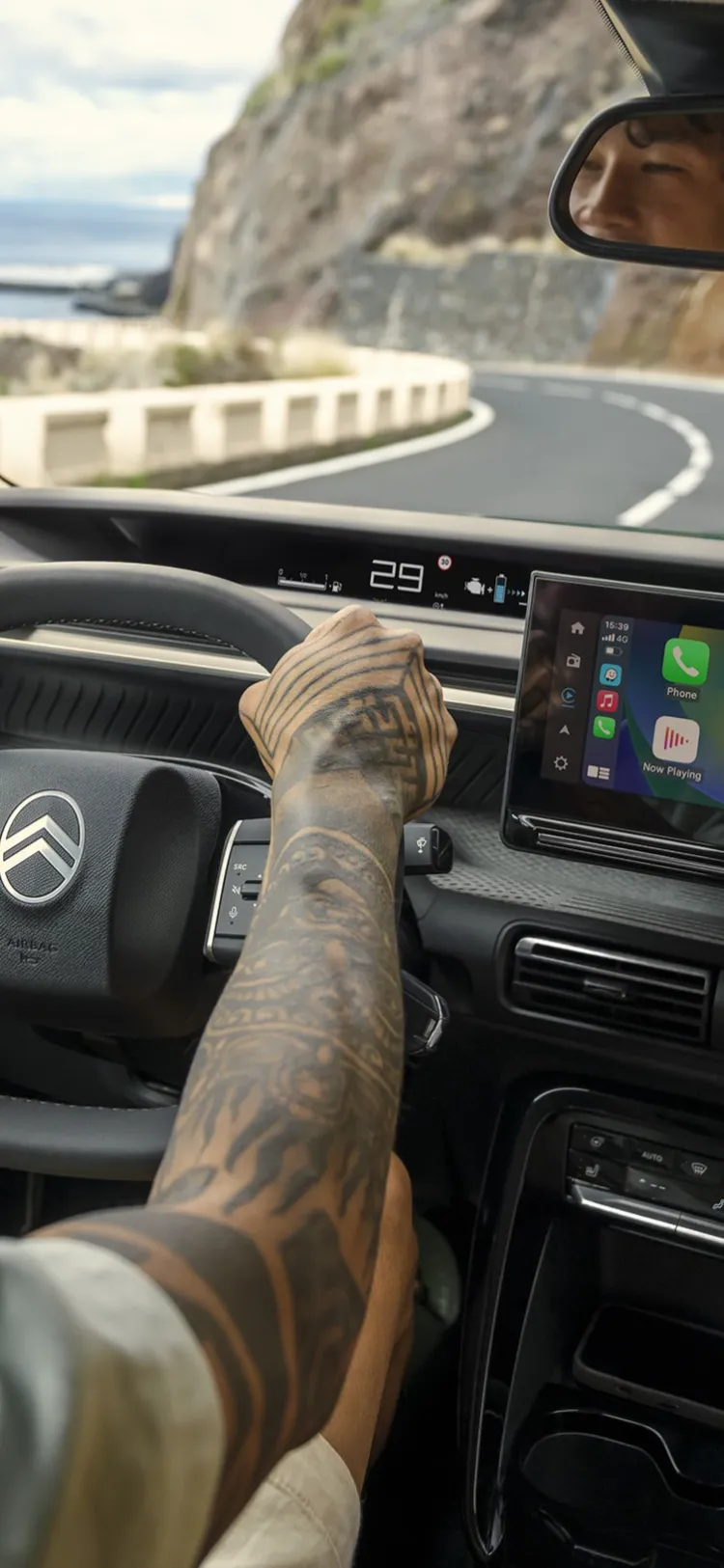 Vue conducteur du SUV Citroën C3 Aircross montrant un grand écran d’infodivertissement pour une conduite intuitive, connectée et abordable au quotidien sur les routes côtières.