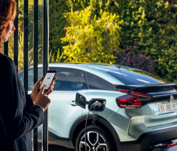 Pengaturcaraan Wanita Citroën ë-C4 Electric Recharge melalui telefon pintarnya