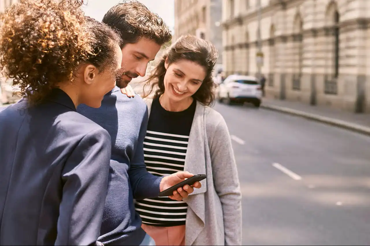 Mensen die een smartphone gebruiken, ter illustratie van toegang tot voertuiginformatie en -diensten met de My Citroën-app