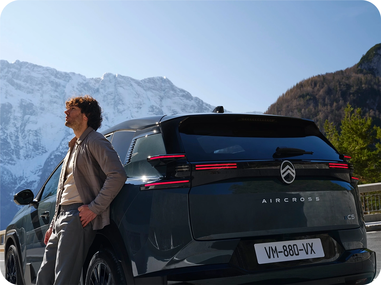 Citroën-voertuig geparkeerd in een bergomgeving, ter illustratie van hulp op afstand en connected beveiligingsdiensten