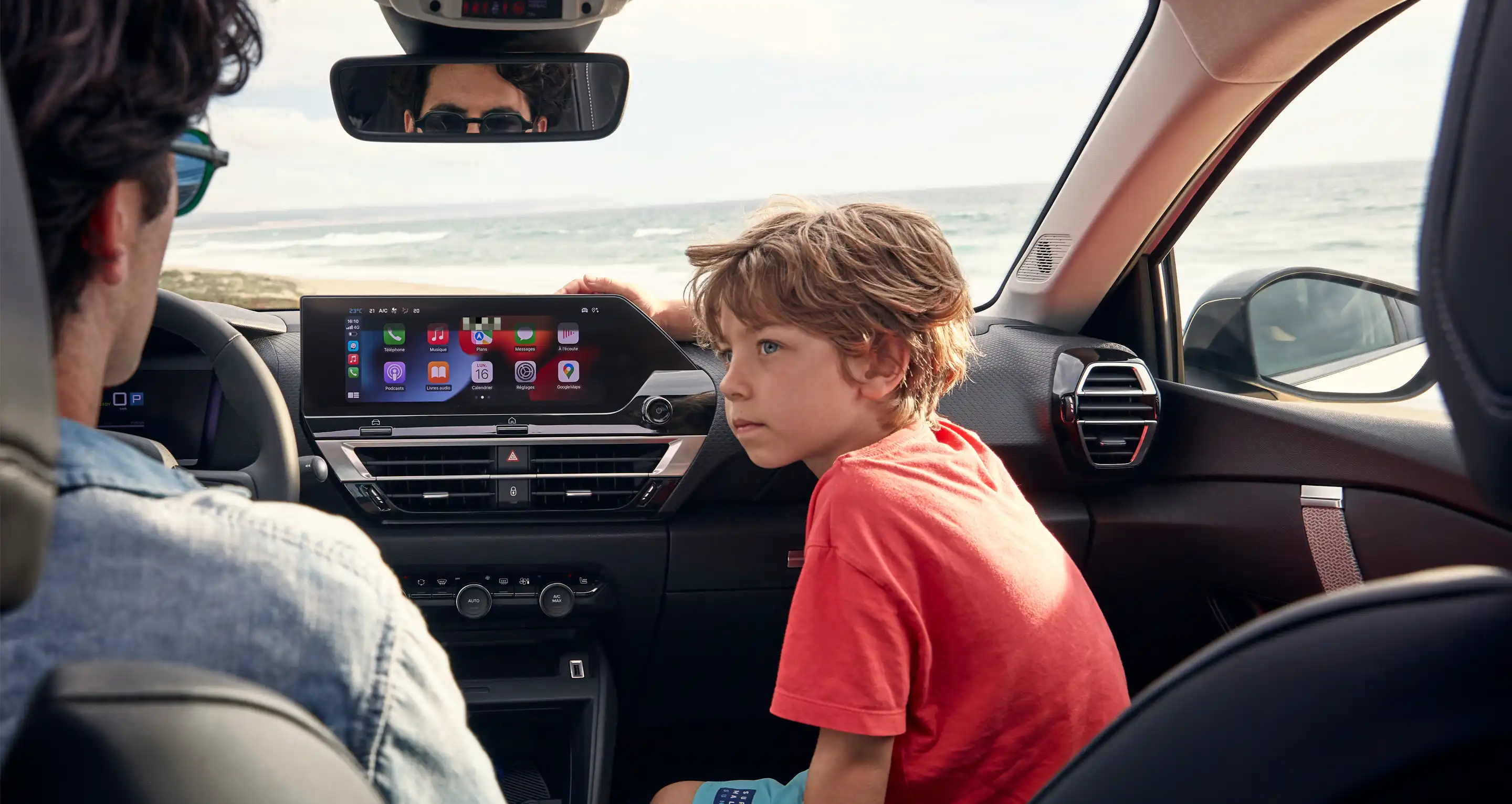 Interieurzicht van een Citroën-voertuig met centraal scherm met multimedia- en connected entertainmentfuncties