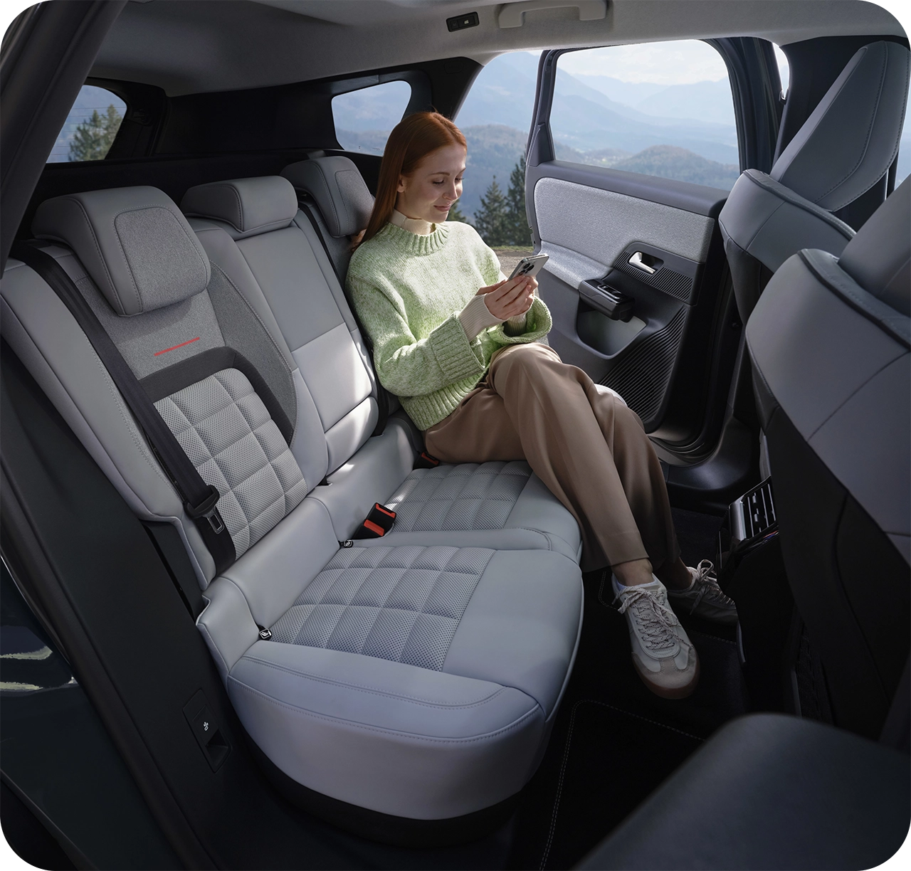 Interieurzicht van een Citroën-voertuig met achterbank terwijl digitaal connected onderhoudsinformatie wordt geraadpleegd