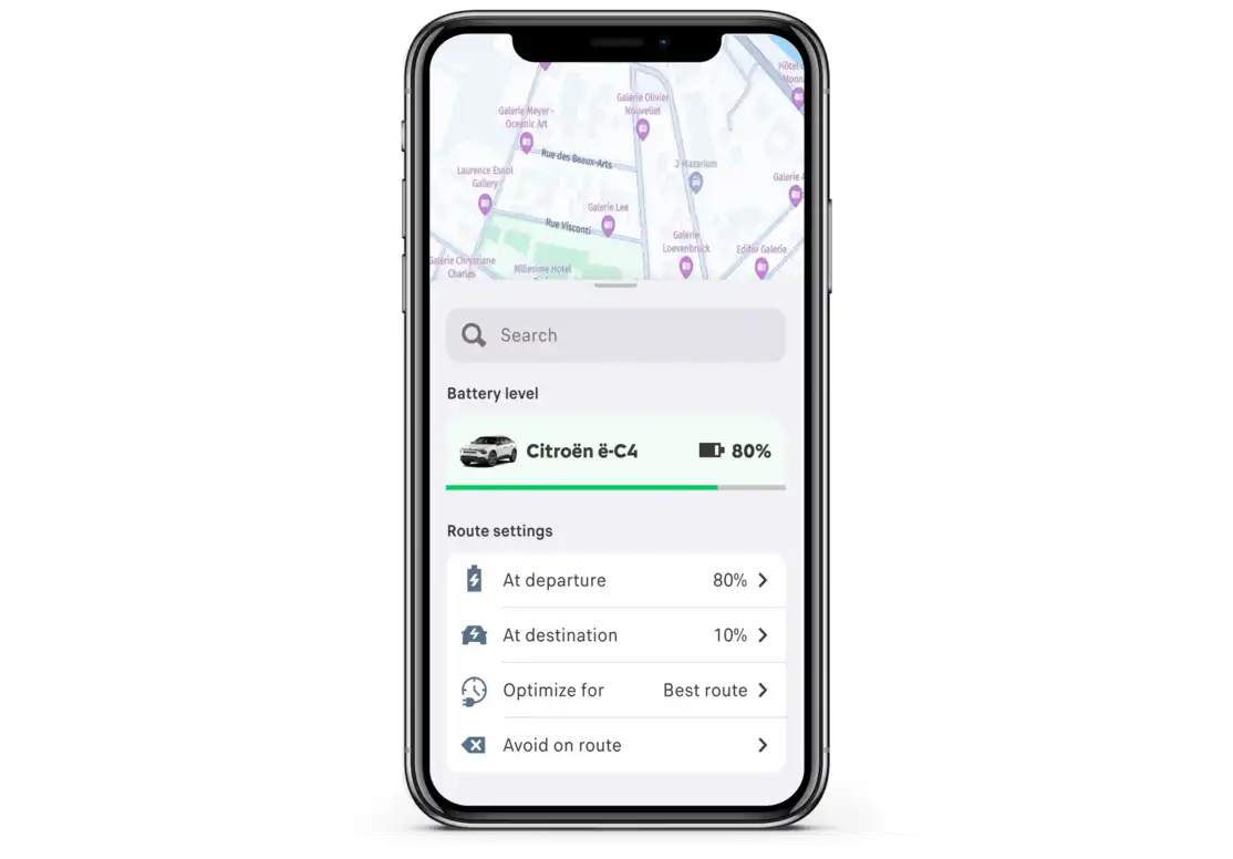 Smartphonescherm met een elektrische routeplanner met laadstops, ter illustratie van e‑ROUTES by Free2move Charge