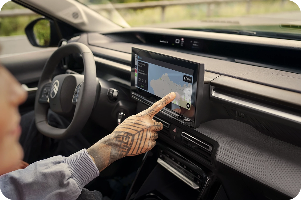 Zicht op Citroën-cockpit met navigatiescherm met connected routebegeleiding en realtime informatie
