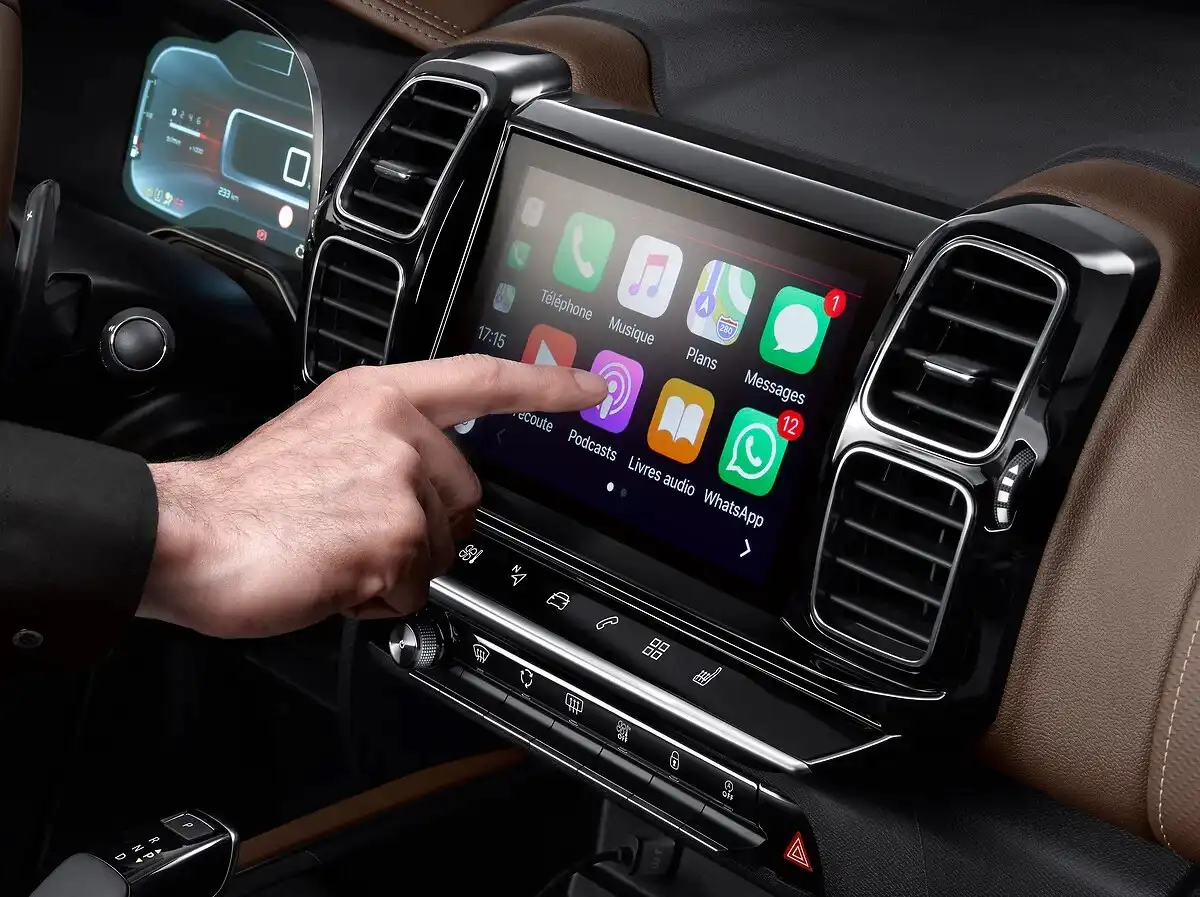 Close-up van het Citroën boord-touchscreen met apps, navigatie en connected services interface
